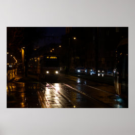 Straßenbahn in regnerischer Nacht Poster