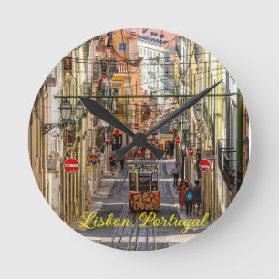Straßenbahn mit Grafitti, Lissabon, Portugal Runde Wanduhr