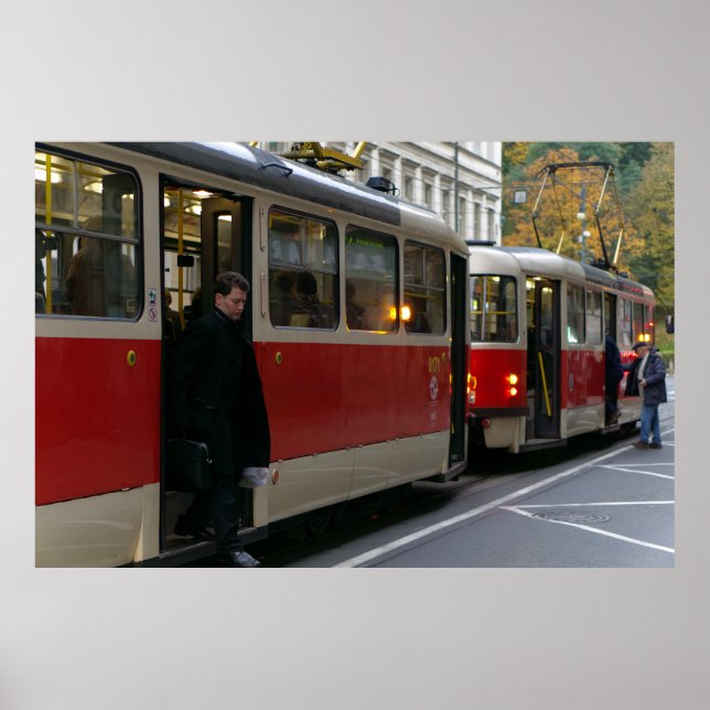 Straßenbahnhaltestelle am Herbsttag Poster (Vorne)