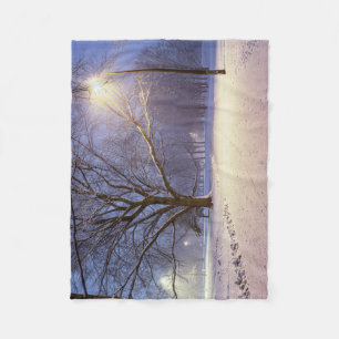 Straßenbeleuchtung und Schneebäume Fleecedecke