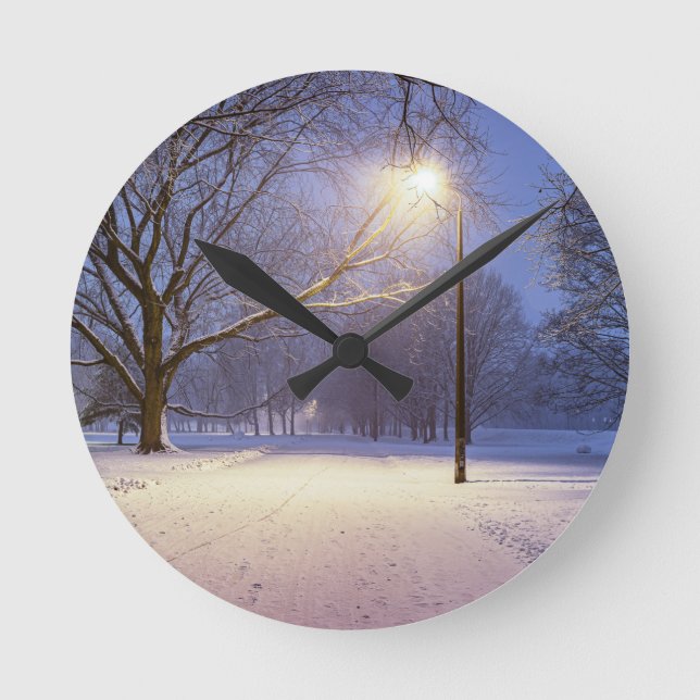 Straßenbeleuchtung und Schneebäume Runde Wanduhr (Vorderseite)
