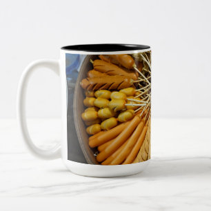 Straßenessen von einem asiatischen Markt Zweifarbige Tasse