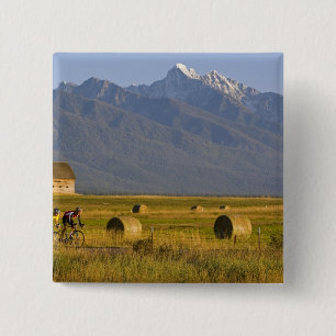 Straßenradfahrer rasen die Landstraße in Button