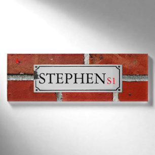 Straßenschild auf Backsteinmauer personifizieren Namenschild
