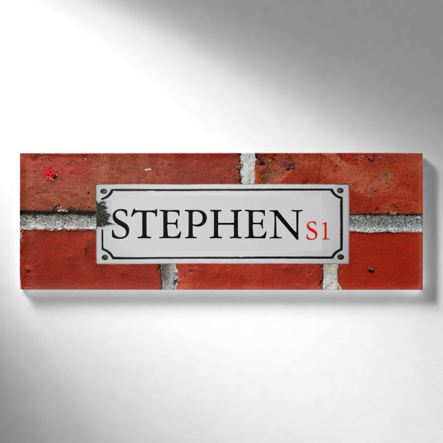 Straßenschild auf Backsteinmauer personifizieren Namenschild (Vorderseite)