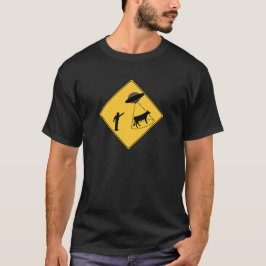 Straßenschild- Kuh und UFO T-Shirt