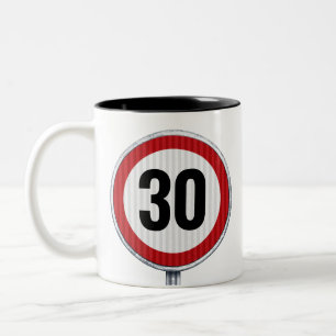Straßenschild mit individuellem Alter Zweifarbige Tasse