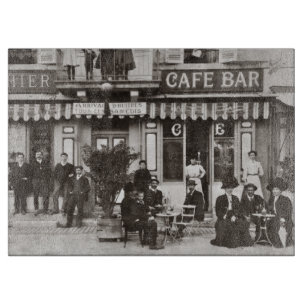 Straßenszene einer französischen Cafébar Schneidebrett