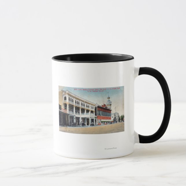 Straßenszene mit dem Tremont Hotel Tasse (Rechts)