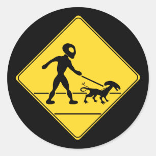 Straßenzeichen - Alien überqueren Runder Aufkleber
