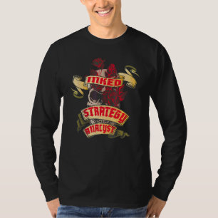 Strategieanalytiker tätowierter Totenkopf und rote T-Shirt