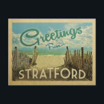 Stratford Connecticut Beach Vintage Travel Postkarte<br><div class="desc">Dieses Greetings From Stratford Vintage Postcard Design verfügt über einen Sandstrand mit einem schönen türkisfarbenen Ozean Wasser und über dem Meer,  einen blauen Himmel mit billigen weißen Wolken. Im Vintage Reisen Stil.</div>