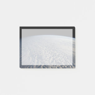 Stratocumulus Wolken über dem Pazifik. Post-it Klebezettel