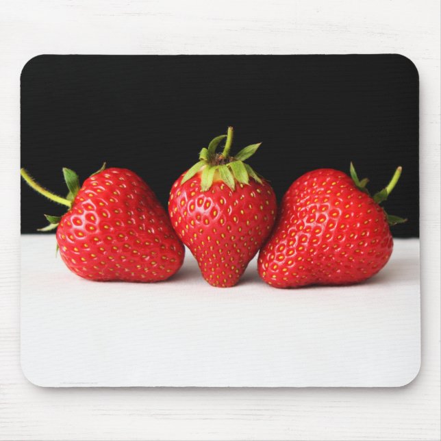 Strawberries On Black Over White mpcn Mousepad (Vorne)