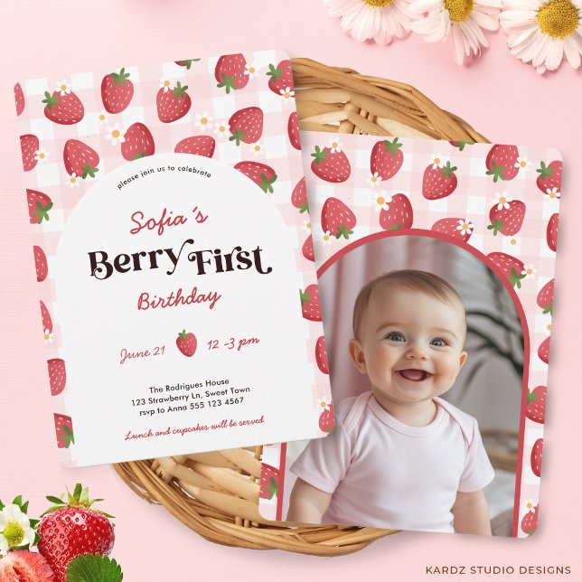 Strawberry Berry Erster Geburtstag Einladung (Front and back of the invitation is shown in 5 x 7 in. Choose size, paper, and corner style.)