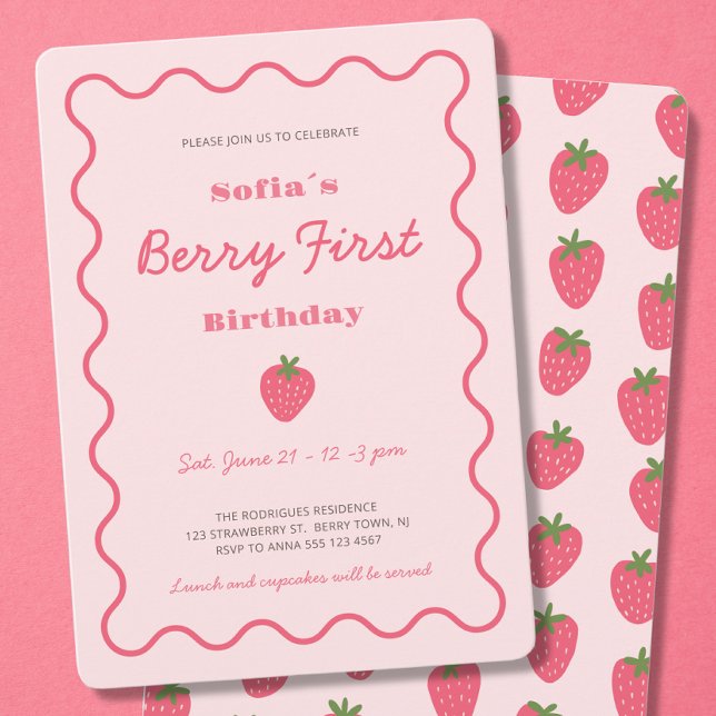 Strawberry Berry Erster Geburtstag Einladung (Girl Strawberry Berry First Birthday 1st Birthday Invitation with scallop border in blush pink red.)