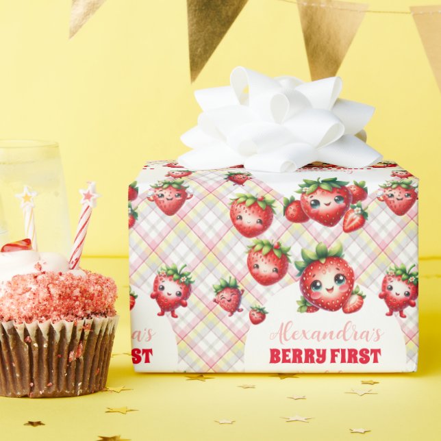 Strawberry Berry First Birthday Geschenkpapier (Geburtstagsparty)