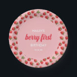 Strawberry Berry First Birthday Party Pappteller<br><div class="desc">Fun "berry first" Geburtstagsfeier Teller. Das stylische Erdbeermuster ist rot auf rosa Untergrund mit kontrastierendem Schriftart,  mit einer Touch Retro-Ambiente.</div>