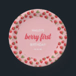 Strawberry Berry First Birthday Party Pappteller<br><div class="desc">Fun "berry first" Geburtstagsfeier Teller. Das stylische Erdbeermuster ist rot auf rosa Untergrund mit kontrastierendem Schriftart,  mit einer Touch Retro-Ambiente.</div>