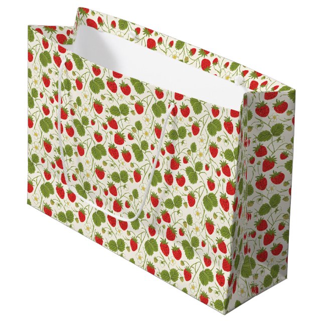 Strawberry Blossoms and Berries Pattern Große Geschenktüte (Vorderseite Schrägansicht)