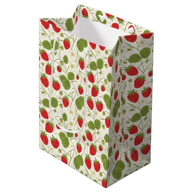 Strawberry Blossoms and Berries Pattern Mittlere Geschenktüte (Vorderseite Schrägansicht)