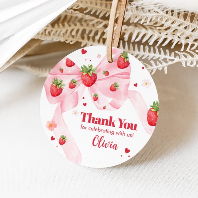 Strawberry Coquette Geburtstagsparty Geschenkanhänger (Strawberry Coquette Berry First Birthday Party Round Favor Tags)