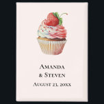 Strawberry Cupcake Sweet Wedding Save the Date Magnet<br><div class="desc">Hochzeit speichern Sie den Datums-Magneten mit einer yummy-Abbildung mit einem köstlich aussehenden Kuchen. Weiße Creme und eine große Erdbeere schmücken diese leckere Leckerei.</div>