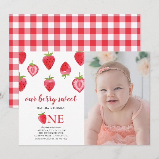 Strawberry First Birthday Girl Foto Einladung (Vorne/Hinten)