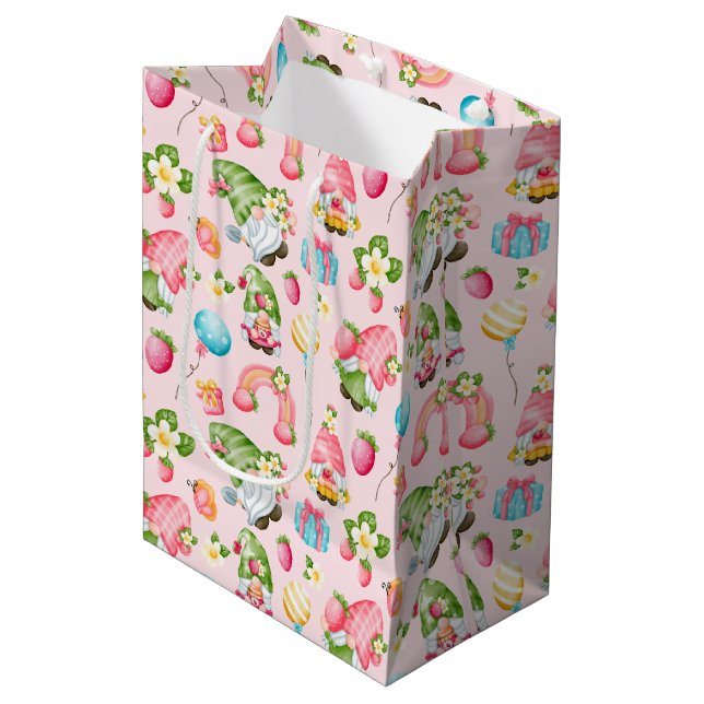 Strawberry Gnome Garden Little Girl's Birthday Mittlere Geschenktüte (Vorderseite Schrägansicht)