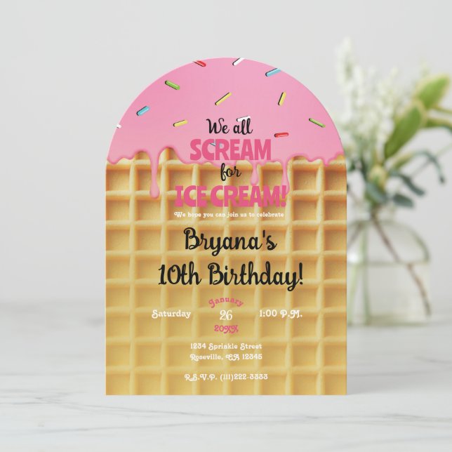 Strawberry Ice Cream Waffle Cone Geburtstag Einladung (Stehend Vorderseite)
