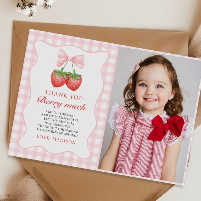Strawberry Pink Bow Girl 1. Geburtstag Foto Dankeskarte (Von Creator hochgeladen)