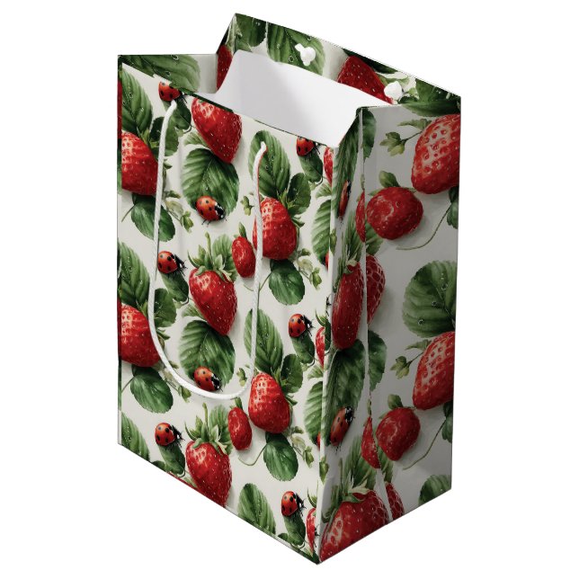 Strawberry und Ladybug Seamless Pattern Mittlere Geschenktüte (Vorderseite Schrägansicht)