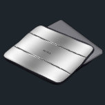 Streifen aus schwarzem und glattem Edelstahl Laptopschutzhülle<br><div class="desc">Eleganter moderner geometrischer Edelstahl mit schwarzen Streifen Akzent. Optionales Monogramm.</div>