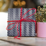 Streifen aus schwarzem und weißem Moiré - Abstrakt Geschenkpapier<br><div class="desc">Ein abstraktes und modernes gestreiftes Design,  ideal für alle,  die eine einzigartige und dennoch elegante Ästhetik schätzen. Mit seiner moiré-Muster optischen Täuschung strahlt dieses Design einen fesselnden digitalen Glitch-Effekt und ein Gefühl der Flüssigkeitsbewegung aus. Die markante Farbe in diesem schmelzenden silbernen Effekt Streifen Design ist ein schlichtes Grau.</div>