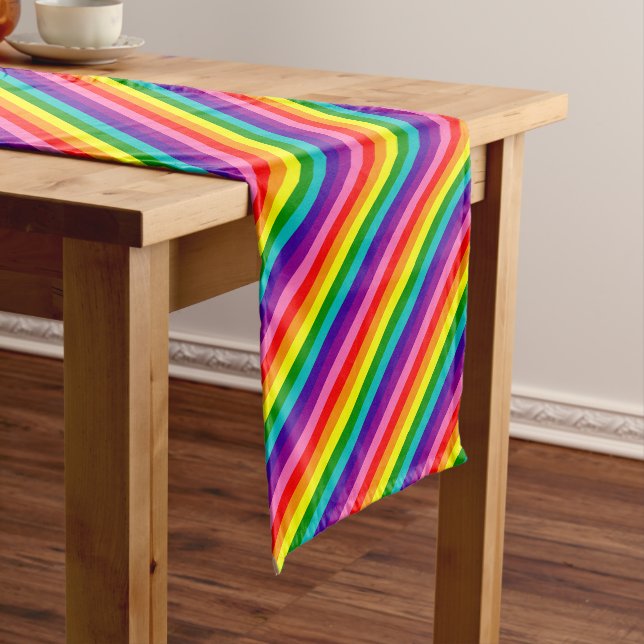 Streifen-Flagge des Regenbogen-Gay Pride-LGBT der Kurzer Tischläufer (Beispiel)