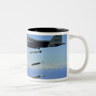 Streik-Eagle-Flugzeuge der US-Luftwaffe-F-15E Zweifarbige Tasse