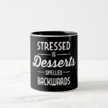 Stressgepresste Desserts werden rückwärts geschrie Zweifarbige Tasse<br><div class="desc">Logischerweise sind Desserts die beste Möglichkeit,  die Auswirkungen von Stress umzukehren.</div>