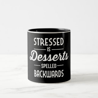 Stressgepresste Desserts werden rückwärts geschrie Zweifarbige Tasse