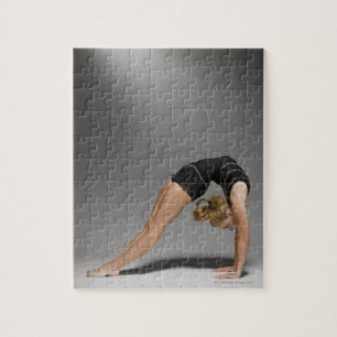 Stretching bei weiblichen Gymnastik, Studio-Schuss