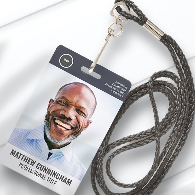 Strichcode des modernen Round-Logos für Mitarbeite Ausweis (Von Creator hochgeladen)