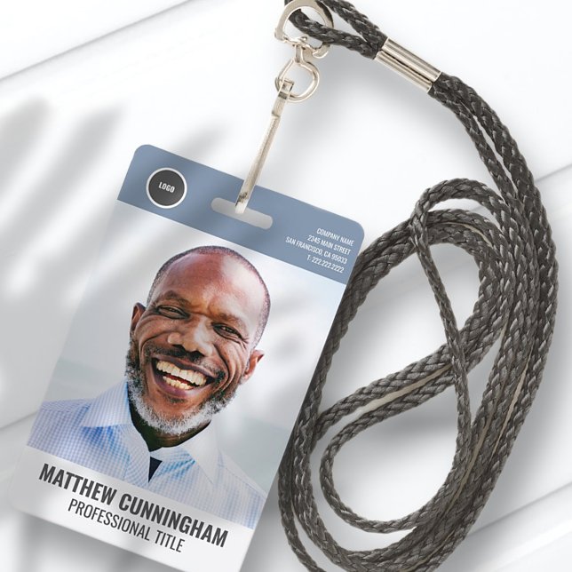 Strichcode des modernen Round-Logos für Mitarbeite Ausweis (Von Creator hochgeladen)