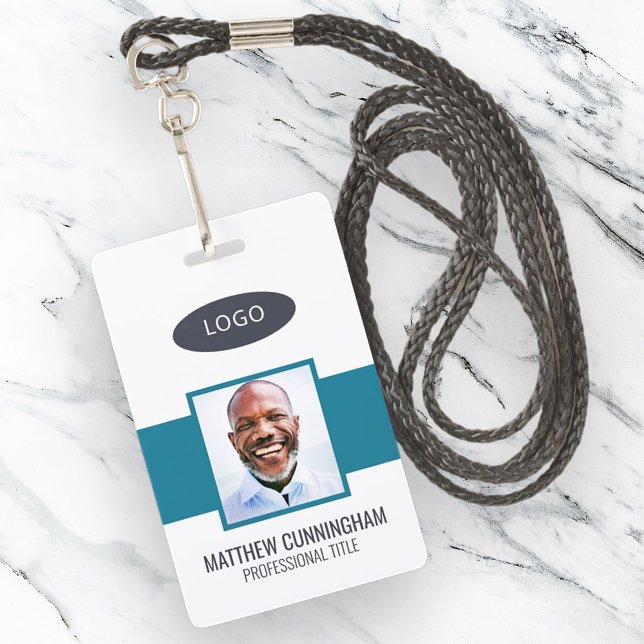 Strichcode für Mitarbeiter mit moderner Farbe Ausweis (Von Creator hochgeladen)