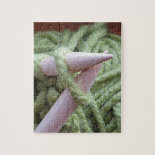 Stricken mit grünem Garn