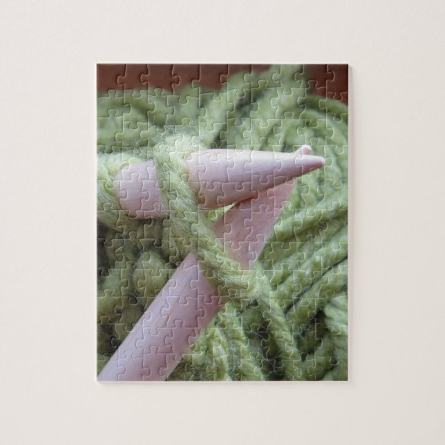 Stricken mit grünem Garn (Vertikal)