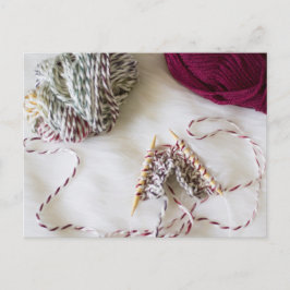 Strickgarn auf weißem Pelzwerk Postkarte