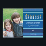Strickte Hanukah-Kerzen Feiertagskarte<br><div class="desc">Eine Menorah wird mit Typografie auf dieser gestreiften Hanukkah flachen Grußkarte gerendert. Das Wort "glücklich" ist auf seiner Seite dient als Shamash, während die anderen Buchstaben, die "Hanukkah" ausdrücken, als die acht Hanukkah Kerzen dienen. Der blaue, tonisch gestreifte Hintergrund erinnert an ein Talent. Fügen Sie unten Ihr Foto und eine...</div>