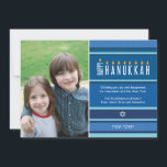 Strickte Hanukah-Kerzen Feiertagskarte<br><div class="desc">Eine Menorah wird mit Typografie auf dieser gestreiften Hanukkah flachen Grußkarte gerendert. Das Wort "glücklich" ist auf seiner Seite dient als Shamash, während die anderen Buchstaben, die "Hanukkah" ausdrücken, als die acht Hanukkah Kerzen dienen. Der blaue, tonisch gestreifte Hintergrund erinnert an ein Talent. Fügen Sie unten Ihr Foto und eine...</div>