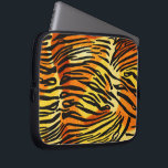 Strickte Tiger Fur Print Pattern Laptopschutzhülle<br><div class="desc">Diese trendige Laptop-Hülle weist ein gestreiftes Tigerdruckmuster mit schwarzen Tierstreifen auf einem sehr hellen,  orangefarbenen,  gelben und cremefarbenen Pelzhintergrund auf. Bringen Sie die Wildkatze mit diesem coolen Felindesign in sich hervor. Es ist der perfekte,  kühne,  originelle Look für Tierliebhaber. Karo in unserem Shop für passende Artikel.</div>