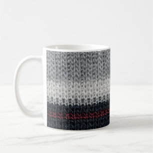 Strickwolle: rote, weiße Streifen. Kaffeetasse