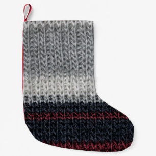 Strickwolle: rote, weiße Streifen. Kleiner Weihnachtsstrumpf